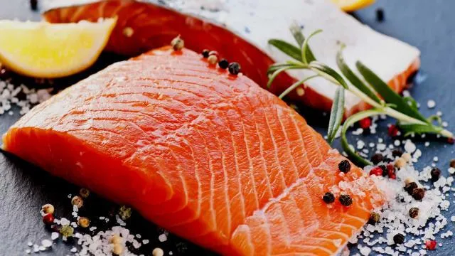 Cá hồi được xem là nguồn cung cấp omega 3 hàng đầu